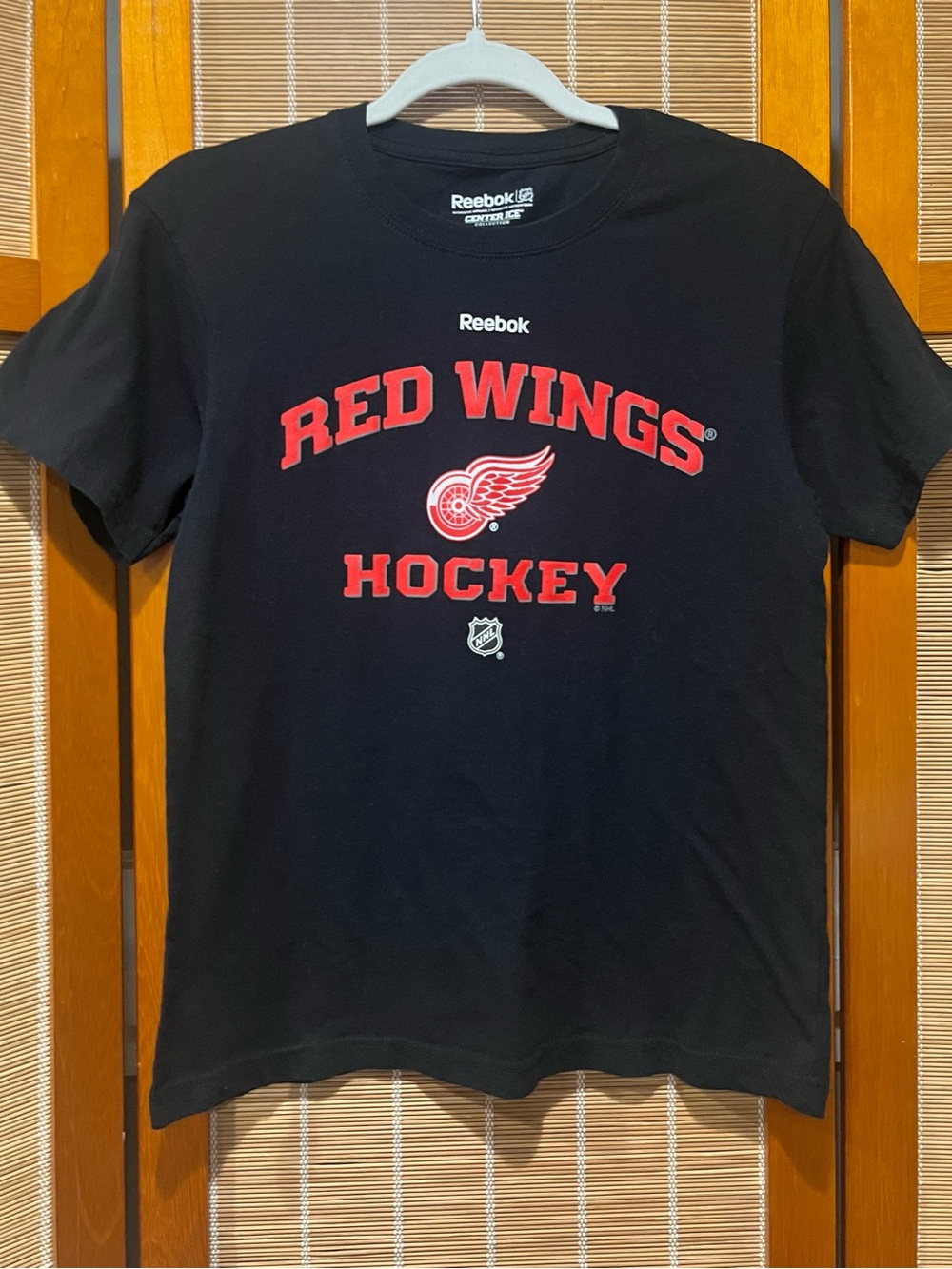 Reebok NHL black Red Wings hockey tee, size S